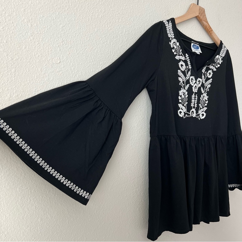 DG2 by Diane Gilman Black White Embroidered Bell Sleeve Boho Top- Size M